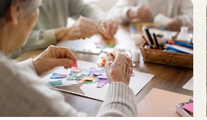 Idosos em atividade de arteterapia à mesa